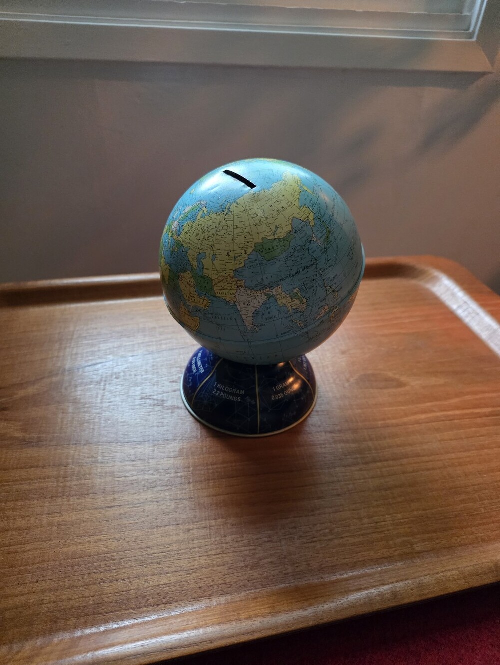 Sweet vintage tin globe. This is a vintage 1960s Ohio Art Co. tin
